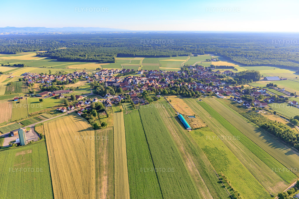 Luftbild: Ortsansicht aus Süden in Salmbach im Bundesland Bas-Rhin in Frankreich. – Foto: IMG_100958.jpg vom 17.06.2017 durch Werner Riehm/FLY-FOTO.de – Auflösung des Originals: 5472 x 3648 px