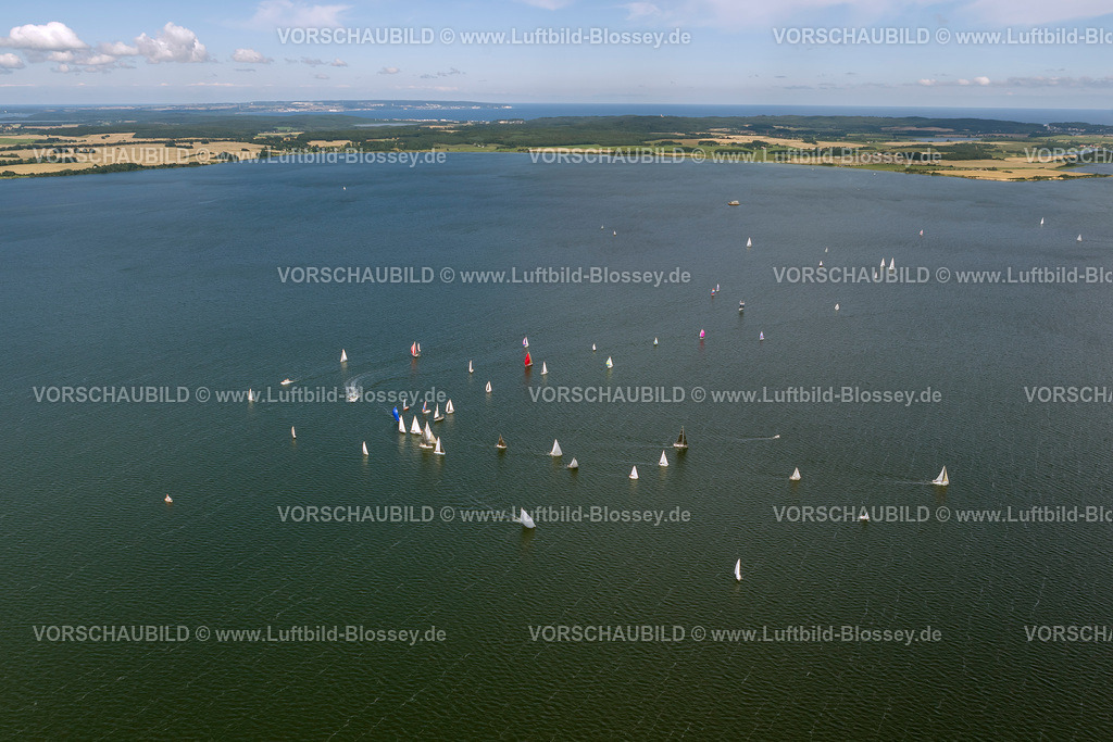 Ruegen12083403SuedOstRuegenRegatta | Luftbild, Segelregatta auf dem Greifswalder Bodden, Segelboote, Wende, Wendeboje,  Middelhagen, Insel Rügen, Mecklenburg-Vorpommern, Deutschland, Europa