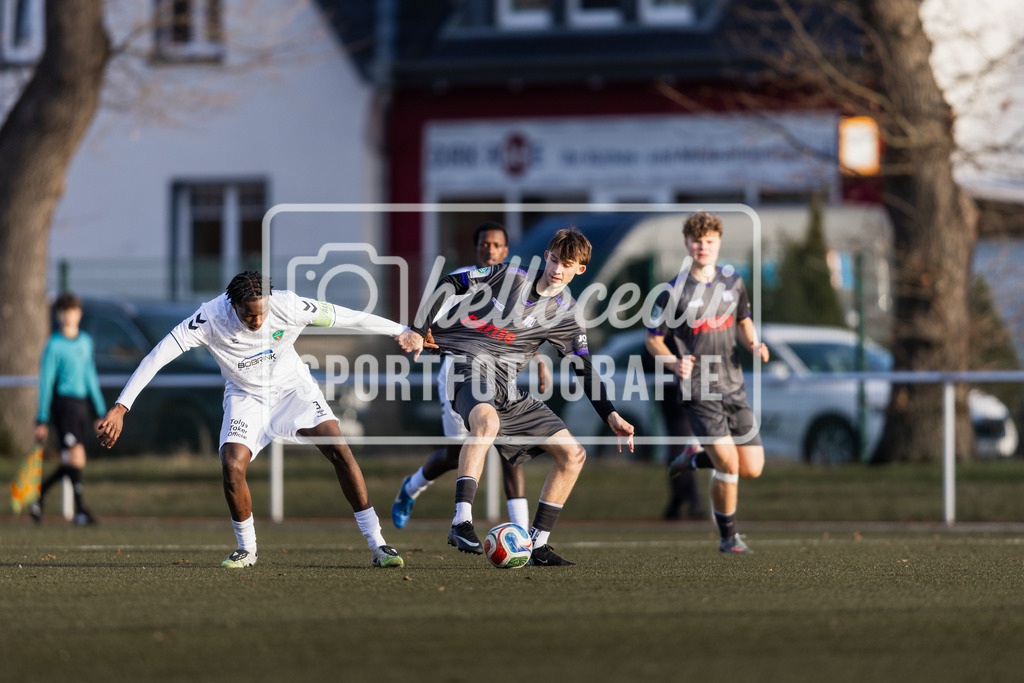 Fußball I Herren I Saison 2025-2026 I Freundschaftsspiel I VFL Osnabrück A-Junioren - JFV Bremen-066 | Omar Jusy (3, JFV Bremen) zieht am Trikot - Realisiert mit Pictrs.com