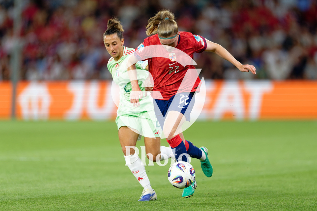 Norway v Italy - UEFA Women's EURO 2025 Quarter-Final | GENEVA, SWITZERLAND - JULY 16: Signe Gaupset of Norway (R) runs with the ball under pressure from Elisabetta Oliviero of Italy (L) during the UEFA Women's EURO 2025 Quarter-Final match between Norway and Italy at Stade de Geneve on July 16, 2025 in Geneva, Switzerland. (Photo by Giuseppe Velletri/Sports Press Photo/Getty Images)