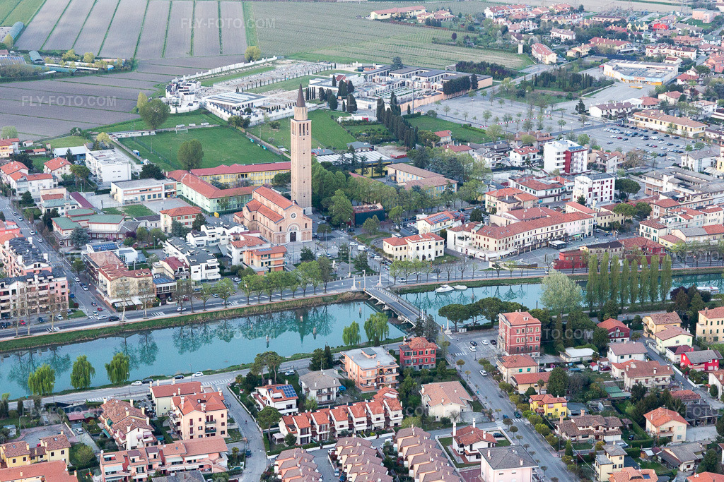 Aerial view: View of the town in Jesolo in the state Veneto, Italy. – Photo: IMG_098336.jpg taken on 04/03/2017 by Werner Riehm/FLY-FOTO.com – Resolution of the original: 5400 x 3600 px