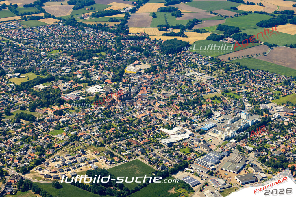 Aktuelles Luftbild von  Dinklage - Die Luftaufnahme wurde 2022 mittels UL-Flugzeug erstellt ( keine Drohne ) - hochauflösende Kamera-Systeme von  Canon -Beste Qualität - Für grossformatige Ausdrucke geeignet. Die Geschenkidee !