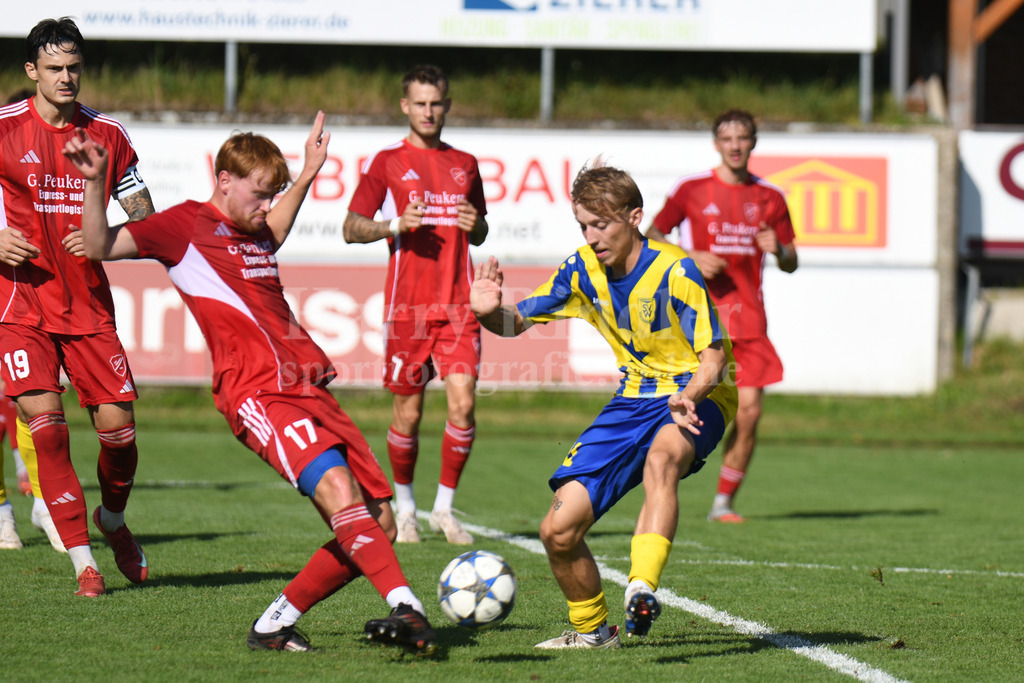 TSV Seebach : SV Wenzenbach | Philipp Macht (TSV Seebach #17) und Nico Sturm (SVW) - Realisiert mit Pictrs.com