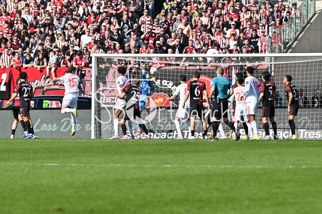 1. FC Nürnberg - Fortuna Düsseldorf | NUREMBERG, GERMANY - 07. MARCH:  der Kopfball von Tim OBERDORF (Fortuna Düsseldorf 15) kann von Jan REICHERT (1. FC Nuremberg 1) gehalten werden / Torchance während dem Match zwischen dem 1. FC Nürnberg und Fortuna Düsseldorf am 25. Spieltag der 2. Bundesliga im Max Morlock Stadion