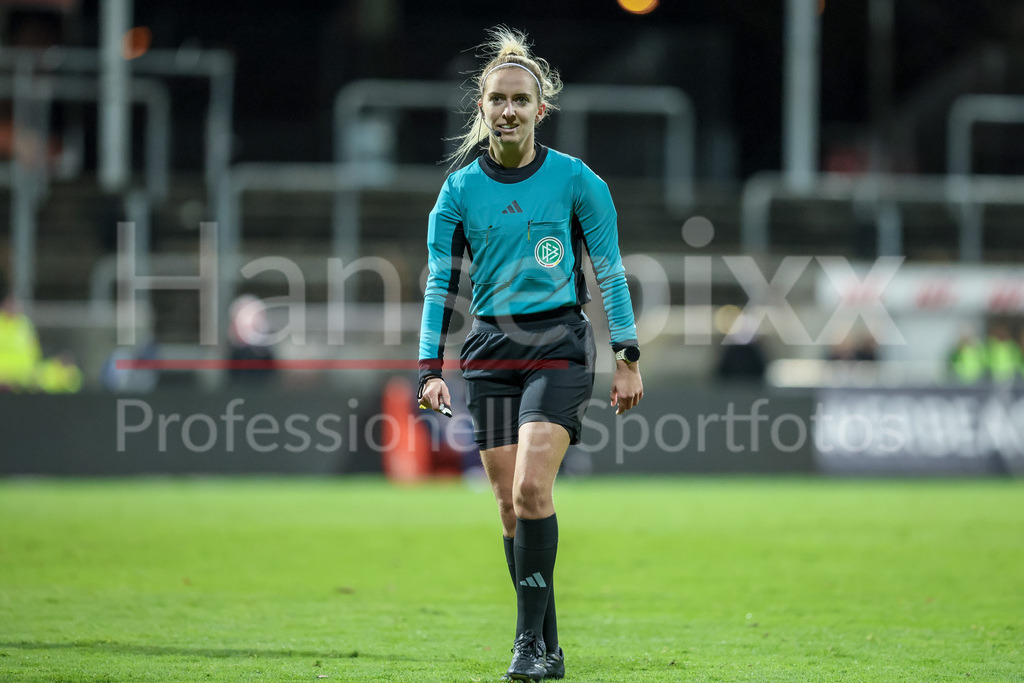 Fussball, DFB-Pokal Frauen, SC Fortuna Köln - SV Werder Bremen | v.li.: Schiedsrichterin Julia Boike, DIE DFB-RICHTLINIEN UNTERSAGEN JEGLICHE NUTZUNG VON FOTOS ALS SEQUENZBILDER UND/ODER VIDEOÄHNLICHE FOTOSTRECKEN. DFB REGULATIONS PROHIBIT ANY USE OF PHOTOGRAPHS AS IMAGE SEQUENCES AND/OR QUASI-VIDEO.