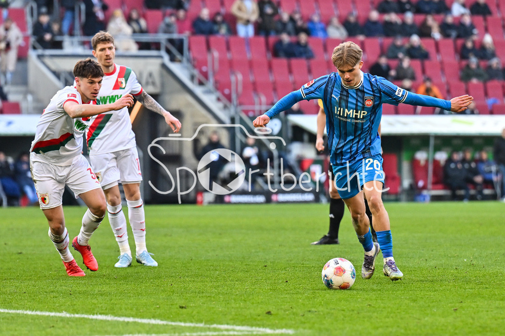 FC Augsburg - 1. FC Heidenheim | AUGSBURG, GERMANY - 15. FEBRUARY: im Duel Mert KOEMUER (KÖMÜR, KOMUR, FC Augsburg 36) und Hennes BEHRENS (1. FC Heidenheim 26) während dem Bundesligamatch zwischen dem FC Augsburg und dem 1. FC Heidenheim am 22. Spieltag in der WWK-Arena / DFL REGULATIONS PROHIBIT ANY USE OF PHOTOGRAPHS AS IMAGE SEQUENCES AND/OR QUASI-VIDEO