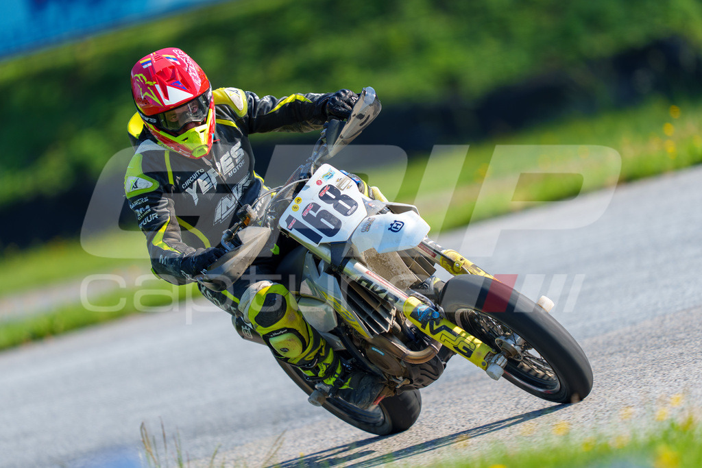 SuperMoto_Staatsmeisterschaft_Greinbach_031 | GRIPcapture steht für authentische Sportfotografie in Österreich – für Momente, die mehr sind als Geschwindigkeit oder Ergebnis. Es geht um Emotion, Spannung, Fokus und den Augenblick, der oft nur einen Wimpernschlag dauert.Ob Motorsport, Teamsport oder 