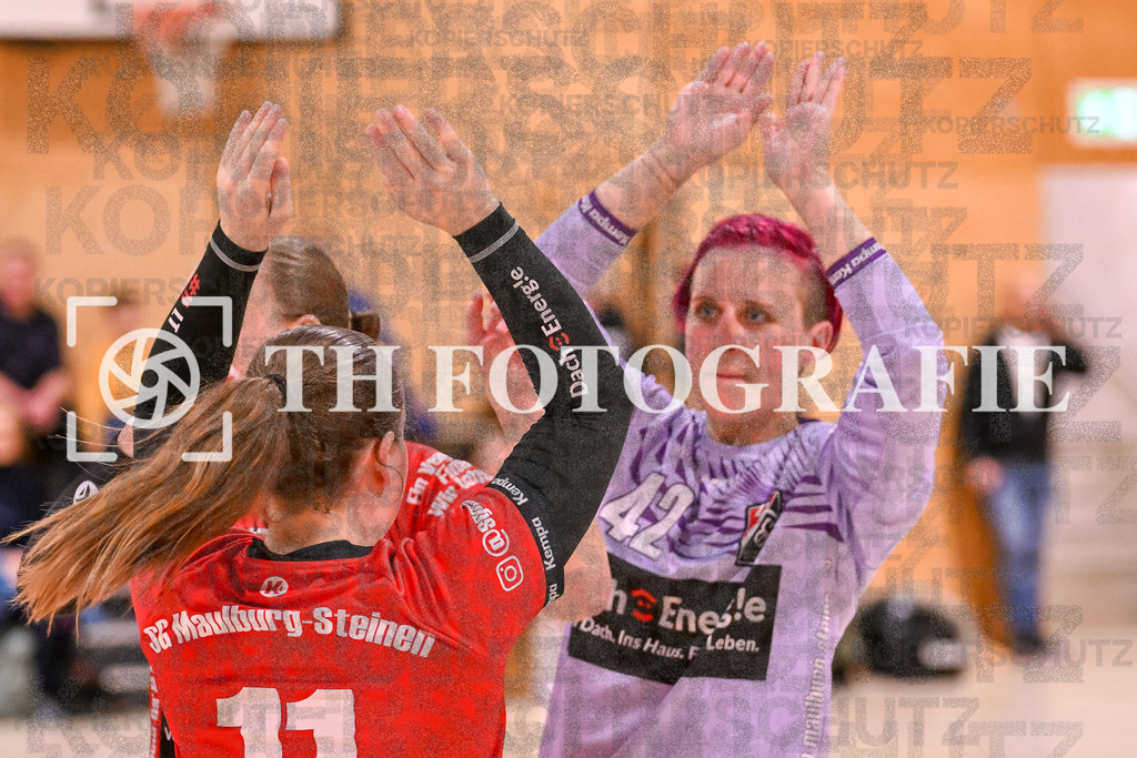 GER, SG Maulburg/Steinen - HSG Dreiland, Frauen-Handball, Oberliga Suedbaden, 3. Spieltag, Saison 2024/2025, 12.10.2024 | Laura Traeber (SG Maulburg/Steinen, #11) klatscht Stefanie Kovacic (SG Maulburg/Steinen, #42) ab.GER, SG Maulburg/Steinen - HSG Dreiland, Frauen-Handball, Oberliga Suedbaden, 3. Spieltag, Saison 2024/2025, 12.10.2024Foto: TH Fotografie/Thomas Hess