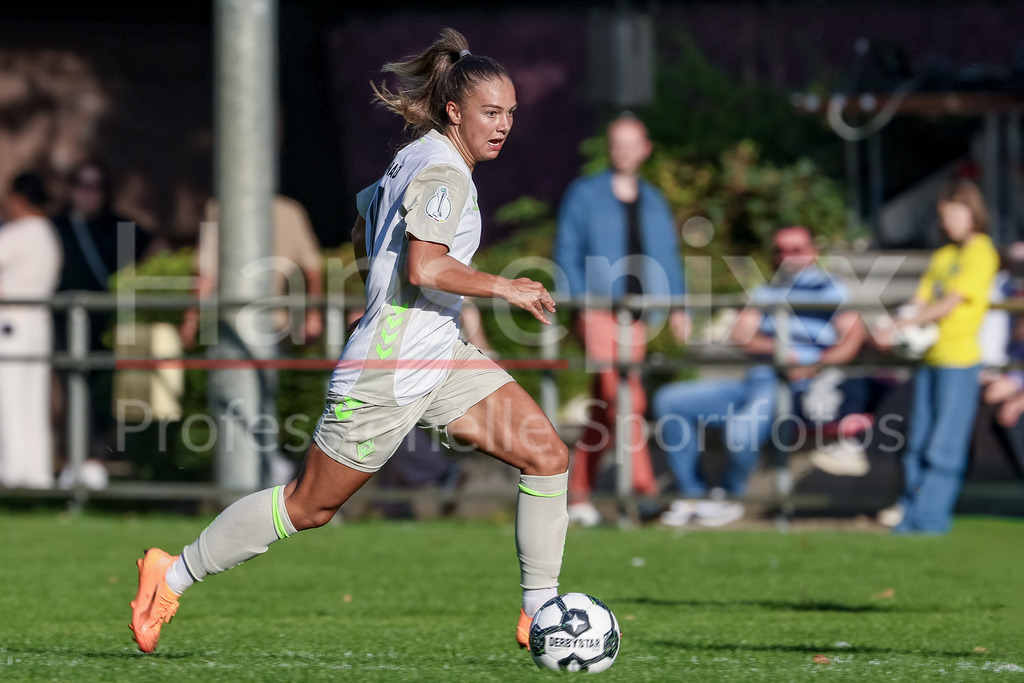Fussball, DFB-Pokal Frauen, SC Victoria Hamburg - SV Werder Bremen | Ricarda Walkling (SV Werder Bremen, 13) am Ball, Freisteller, Einzelbild, Ganzkörper, Aktion, Action, Spielszene, DIE DFB-RICHTLINIEN UNTERSAGEN JEGLICHE NUTZUNG VON FOTOS ALS SEQUENZBILDER UND/ODER VIDEOÄHNLICHE FOTOSTRECKEN. DFB REGULATIONS PROHIBIT ANY USE OF PHOTOGRAPHS AS IMAGE SEQUENCES AND/OR QUASI-VIDEO.