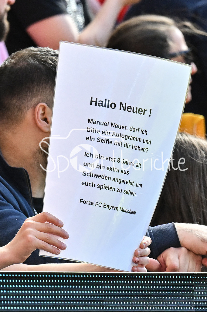 1. FSV Mainz 05 - FC Bayern München | MAINZ, GERMANY - 25. APRIL: im Bild ein Schild eines kleinen Fans für Manuel NEUER (FC Bayern Munich 1) während dem Bundesligamatch zwischen dem 1. FSV Mainz 05 und dem FC Bayern München am 31. Spieltag in der MEWA Arena / DFL REGULATIONS PROHIBIT ANY USE OF PHOTOGRAPHS AS IMAGE SEQUENCES AND/OR QUASI-VIDEO