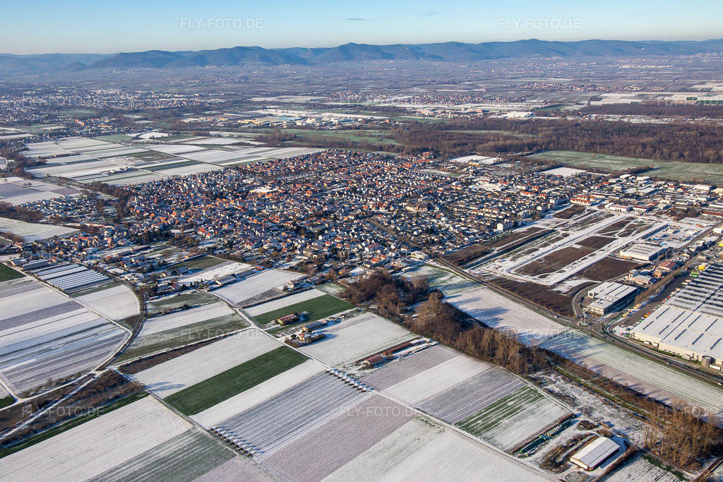 Luftbild: Ortsansicht von Südosten im Winter bei Schnee in Offenbach an der Queich im Bundesland Rheinland-Pfalz in Deutschland. Foto: IMG_135560.jpg vom 16.12.2022 durch Werner Riehm/FLY-FOTO.de
