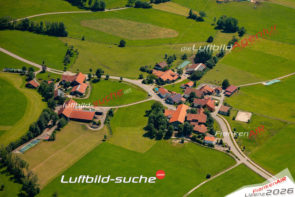 Das Luftbild zeigt : Meggenried Wildpoldsried - Die Luftaufnahme wurde 2024 vom UL-Flugzeug aus erstellt ( keine Drohne ) - Hochauflösende Luftaufnahme - Für grossformatige Ausdrucke geeignet. Die Geschenkidee !Mit Lizenz und Bildrechte bestellbar