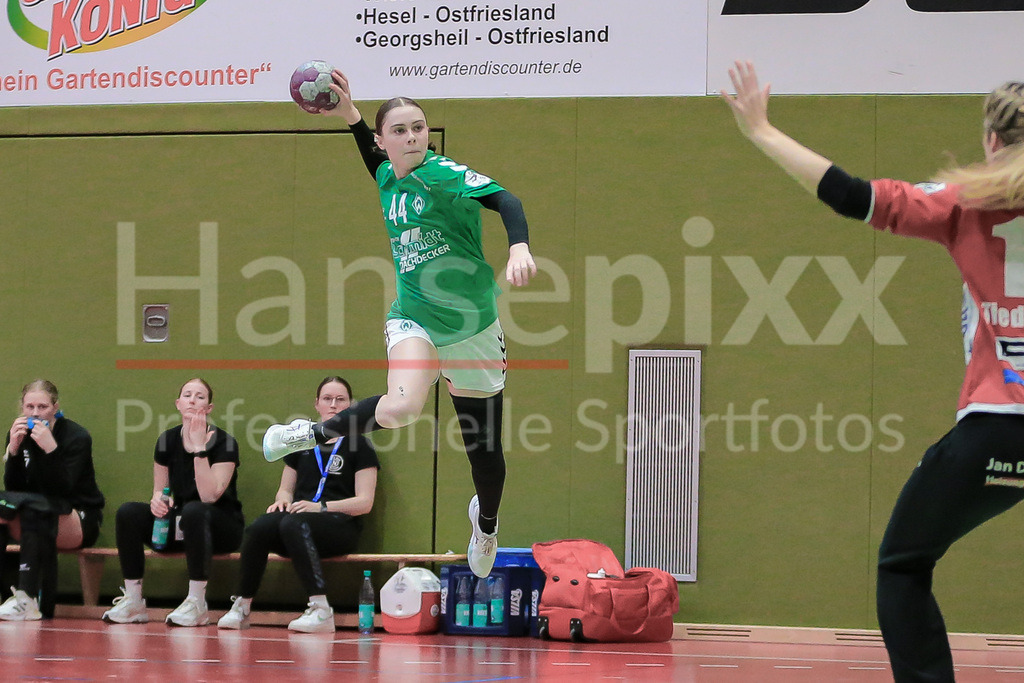 Handball, 2. Bundesliga Frauen, SV Werder Bremen - TSV Nord Harrislee | v.li.: Chiara Thorn (SV Werder Bremen, 44) beim Wurf, am Ball, Spielszene, Aktion, Action