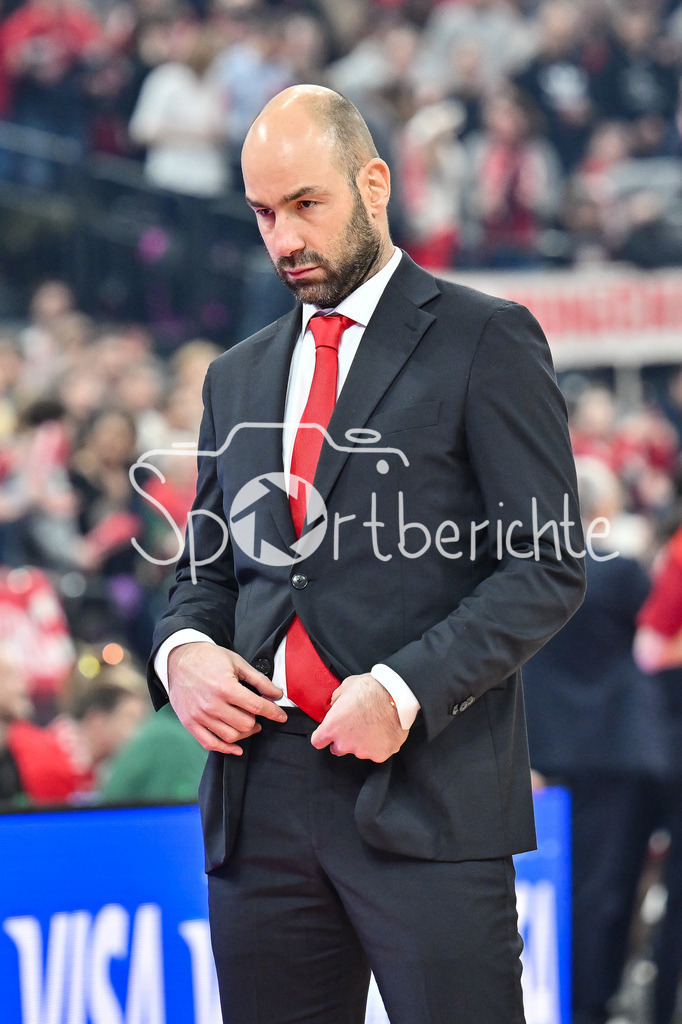 FC Bayern Basketball - AS Monaco Basket | MUNICH, GERMANY - 05. FEBRUARY: im Bild ein nachdenklicher Vassilis SPANOULIS Trainer AS Monaco Basket / Einzelfoto / Freisteller während dem Match zwischen dem FC Bayern Basketball und dem AS Monaco Basket am 27. Spieltag der EuroLeague im SAP GARDEN