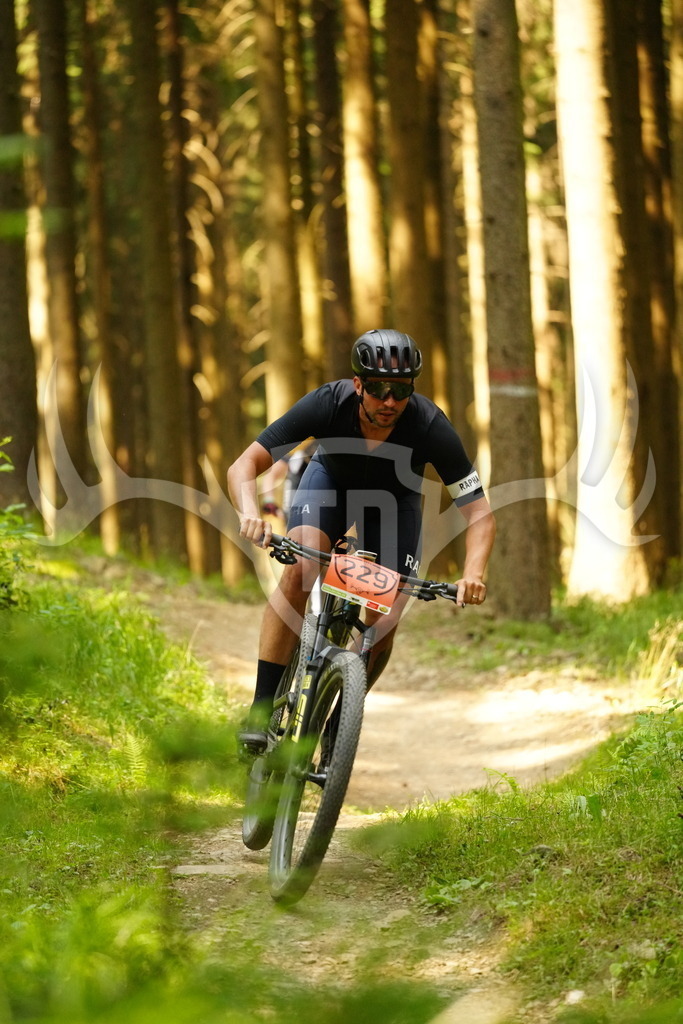 FC102823 | Fotogalerie der Treibjagd im Dunkelwald - Dein MTB Etappenrennen im Erzgebirge - Realisiert mit Pictrs.com