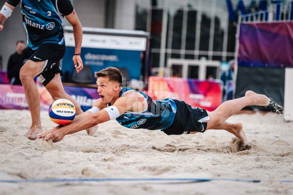 Beachvolleyball | Männer | German Beach Tour 2024 | Tourstop Bremen | 06.06.2024 | Luis Kubo springt zum Ball