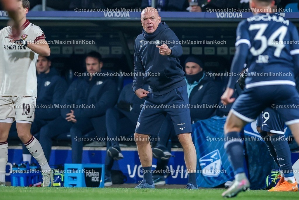 BOC21112501030 | 21.10.2025, Fußball, VfL Bochum - SG Dynamo Dresden, 2. Fußball Bundesliga, Vonovia Ruhrstadion, Saison 2025 2026: Cheftrainer Uwe Rösler (VfL Bochum #hc) gestikulierend am Spielfeldrand   DFB regulations prohibit any use of photographs as image sequences and or quasi-video.