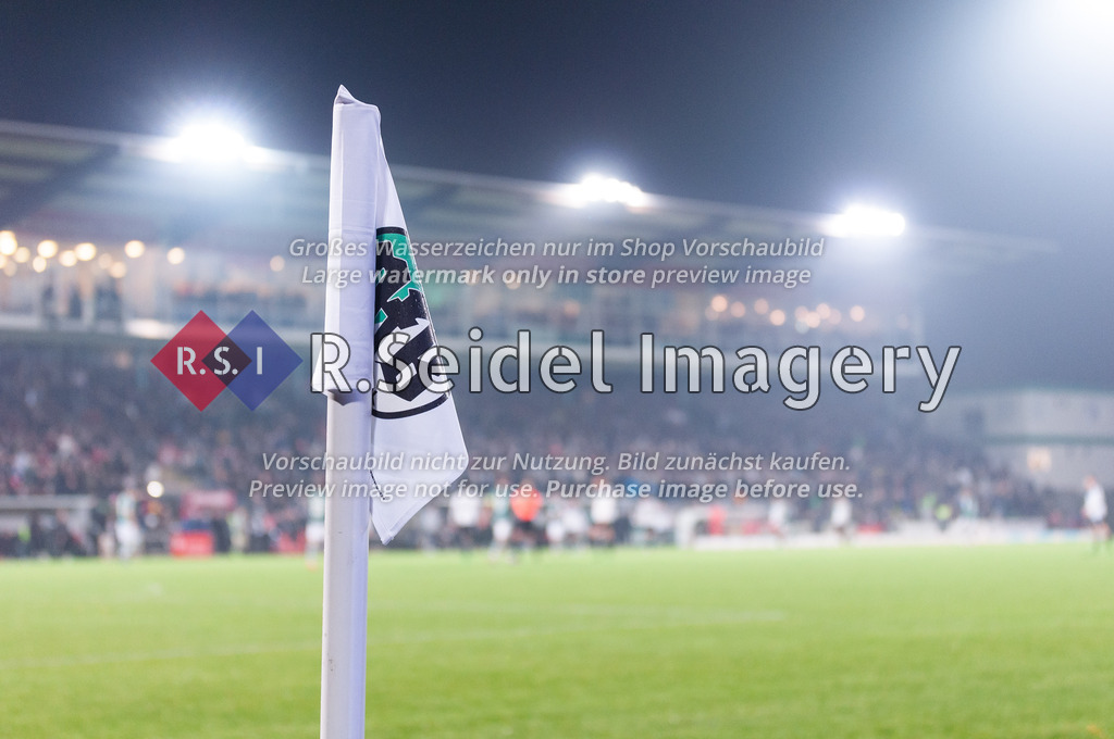 Fußball, Saison 2022/23, Regionalliga Nord, VfB Lübeck - Hamburger SV II, Stadion an der Lohmühle (Lübeck), 25.11.2022, 20. Spieltag | weiße VfB-Eckfahne, im Hintergrund die Sparkassen-Haupttribüne