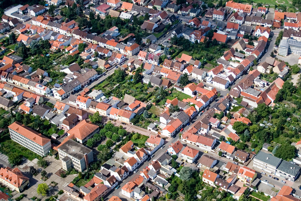Luftbild: Ortsansicht der Straßen und Häuser der Wohngebiete in Altlußheim im Bundesland Baden-Württemberg in Deutschland. Foto: IMG_12734.jpg vom 24.08.2008 durch Werner Riehm/FLY-FOTO.de