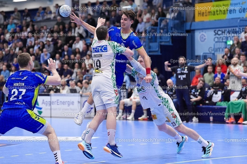xYDRx14122501018 | 14.12.2025, xydrx, Handball, 1.HBL, VfL Gummersbach - SC Magdeburg, Schwalbe-Arena: Julian Koester (VfL Gummersbach #7) im Zweikampf gegen Elvar Oern Jonsson (SC Magdeburg #19) und Magnus Saugstrup (SC Magdeburg #23)Photo: xYannisxDreimannxPressefotoKochx
