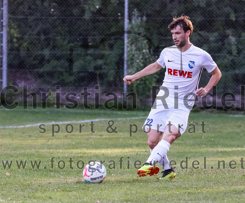 2023-07-18_078_FC_Herzogstadt_gegen_FC_Eitting | Erding, Deutschland, 18.07.2023:
Fußball, TOTO Pokal 2023 / 2024, 1. Spieltag, FC Herzogstadt gegen FC Eitting, Endergebnis: 2:4 n.E.

Lucas Bruckbeck (FC Eitting, #22)

Foto: Christian Riedel / fotografie-riedel.net