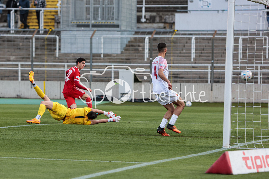 FC Bayern Amateure - FC Augsburg II | Grant Leon RANONS (FCB #22) umkurvt in dieser Szene Marcel LUBIK (FCA #1) und erzielt den Ausgleich zum 1-1