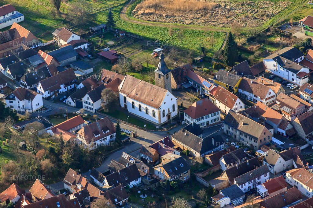 Luftbild: Katholische Kirche Apostel Simon und Judas im Ortsteil Pleisweiler in Pleisweiler-Oberhofen im Bundesland Rheinland-Pfalz in Deutschland. Foto: IMG_62394.jpg vom 24.02.2014 durch Werner Riehm/FLY-FOTO.dePfarrei Heilige Edith Stein Bad Bergzabern