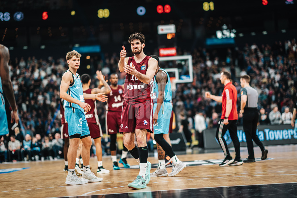 Basketball | Männer | Saison 2023/2024 | easyCredit Basketball Bundesliga | Veolia Towers Hamburg vs. FC Bayern München | 26.03.2024 | Leondro Bolmaro (#10, FC Bayern Basketball) freut sich nach dem Sieg