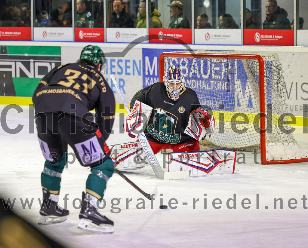 2026-02-20_011_TSV_Erding_gegen_Deggendorfer_SC | Erding, Deutschland, 20.02.2026:Eishockey, Oberliga Süd 2025 / 2026, 49. Spieltag, TSV Erding gegen Deggendorfer SC, Endergebnis: 4:1Marc Schmidpeter (Erding Gladiators, #33), Torwart Raphael Fössinger (Erding Gladiators, #60)Foto: Christian Riedel / fotografie-riedel.net