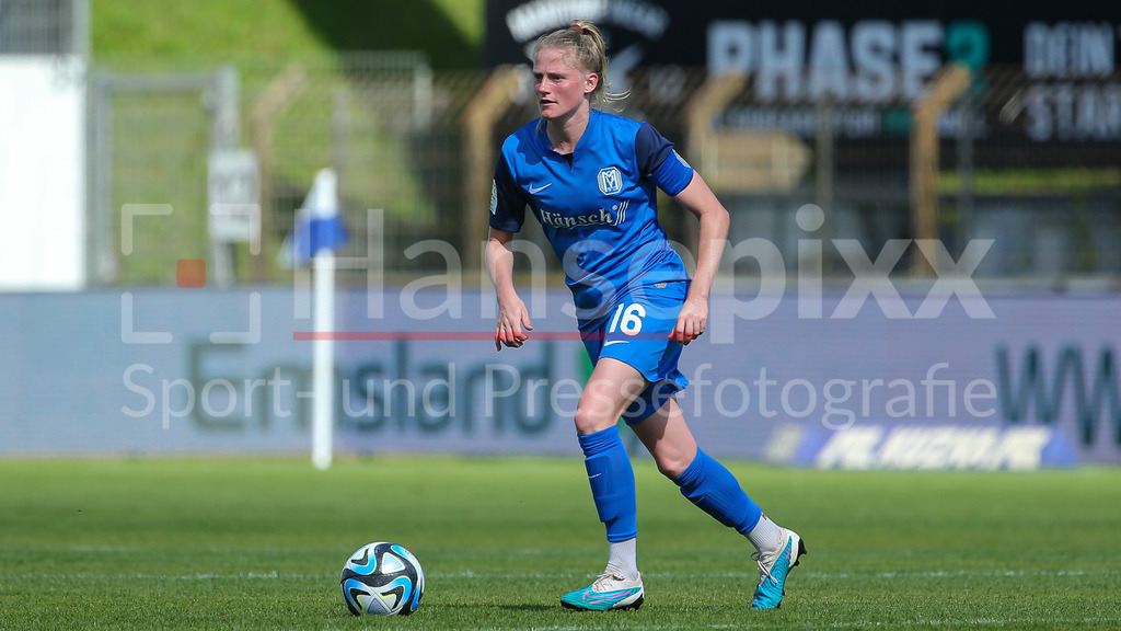 Fussball, 2. Frauen-Bundesliga, SV Meppen - 1. FFC Turbine Potsdam | v.li.: Sarah Schulte (SV Meppen, 16) Freisteller, Einzelbild, Ganzkörper, Aktion, Action, Spielszene, DIE DFB-RICHTLINIEN UNTERSAGEN JEGLICHE NUTZUNG VON FOTOS ALS SEQUENZBILDER UND/ODER VIDEOÄHNLICHE FOTOSTRECKEN. DFB REGULATIONS PROHIBIT ANY USE OF PHOTOGRAPHS AS IMAGE SEQUENCES AND/OR QUASI-VIDEO.