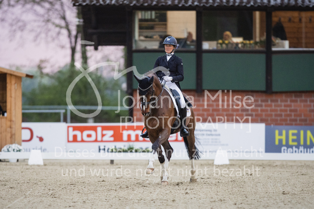 230429_Dressurfestival_S-Kür-324 | Deine schönsten Turniermomente als professionelle Fotos! Entdecke hochwertige Pferdesport-Fotografie im Online-Shop. Jetzt Fotos finden & bestellen!