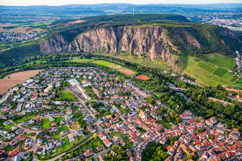 Luftbild: zu Füßen des Rotenfels im Ortsteil Ebernburg in Bad Kreuznach im Bundesland Rheinland-Pfalz in Deutschland. Foto: IMG_138267.jpg vom 03.09.2023 durch Werner Riehm/FLY-FOTO.de
