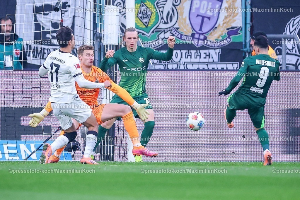 BMG13122501031 | 13.12.2025, Fußball, Borussia Mönchengladbach - VfL Wolfsburg, 1. Fußball Bundesliga, 14.Spieltag, Borussia-Park, Saison 2025 2026: Torschuss im Zweikampf gegen  Torwart Moritz Nicolas (Borussia Mönchengladbach #33) Torjubel nach dem Tor zum 2:1 durch Torschütze Mohamed Amoura (VfL Wolfsburg #09)  DFB regulations prohibit any use of photographs as image sequences and or quasi-video.