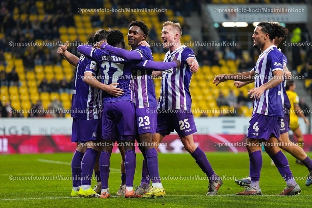 xYDRx17012601127 | 17.01.2026, xydrx, Fußball, 3.Liga, TSV Alemannia Aachen - VfL Osnabrück, Saison 2025 2026, Tivoli: Torjubel nach dem Tor zum 3:0 für den VfL Osnabrück durch Torschütze Robin Meißnern (VfL Osnabrück #11) zusammen mit Ismail Badjie (VfL Osnabrück #37) und Frederik Christensen (fFL Osnabrück #3) und Tony Lesueur (VfL Osnabrück #23) Yigit Karademir (VfL Osnabrück #4)     DFB regulations prohibit any use of photographs as image sequences and or quasi-video. Photo: xYannisxDreimannxPressefotoKochx
