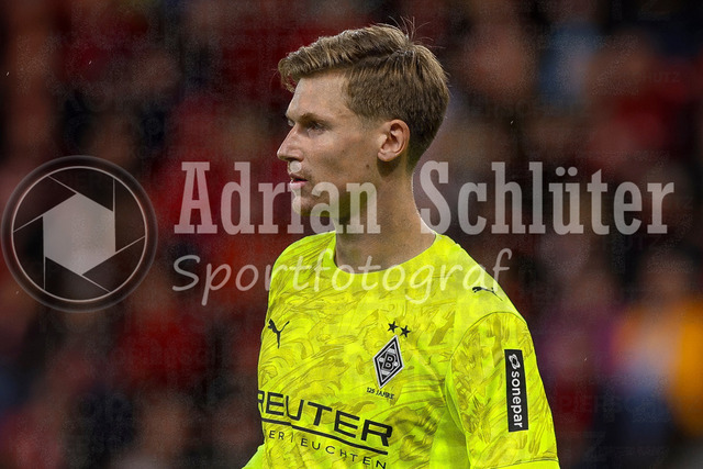 Bayer 04 Leverkusen vs Borussia Mönchengladbach - Bundesliga  | Leverkusen, Deutschland, 21.09.25:   Moritz Nicolas (Borussia Mönchengladbach) schaut waehrend des Spiels der Bundesliga zwischen  Bayer 04 Leverkusen vs Borussia Mönchengladbach in der BayArena(Foto von Brauer-Fotoagentur / Adrian Schlueter)