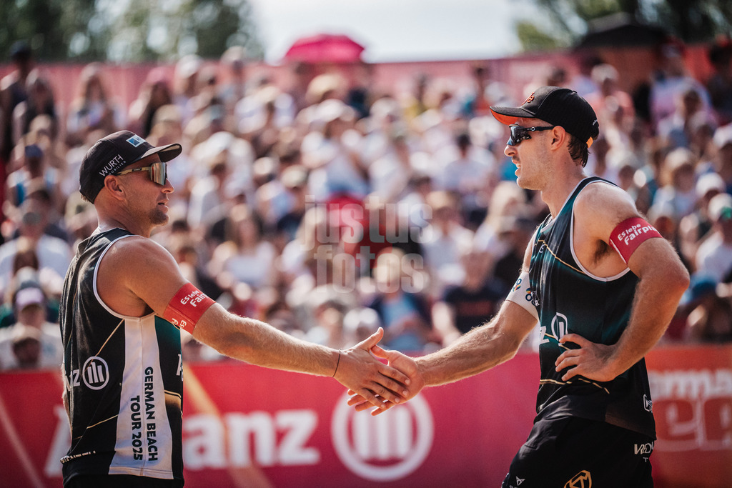 Beachvolleyball | Männer | Allianz German Beach Tour 2025 | Tourstop Berlin | 16.08.2025 | v.l. Alexander Horst und Moritz Pristauz klatschen ab