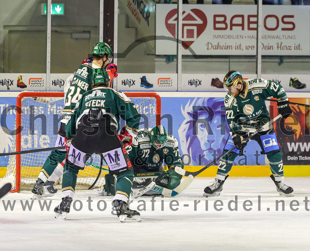 2025-11-16_124_TSV_Erding_gegen_Selber_Woelfe | Erding, Deutschland, 16.11.2025:Eishockey, Oberliga Süd 2025 / 2026, 17. Spieltag, TSV Erding gegen Selber Wölfe, Endergebnis: 3:1Bastian Cramer (Erding Gladiators, #34), Torwart David Zabolotny (Erding Gladiators, #72), Grady Hobbs (Erding Gladiators, #22)Foto: Christian Riedel / fotografie-riedel.net