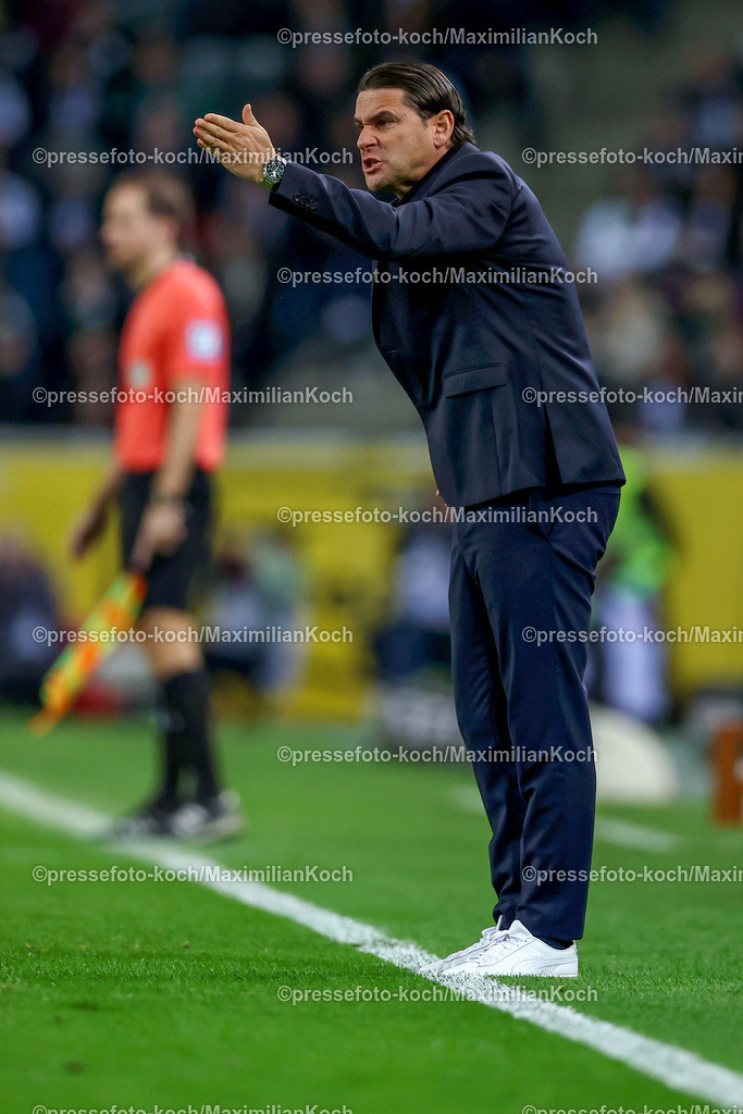 BMG24112401026 | 24.11.2024, Fußball, Borussia Mönchengladbach - FC St. Pauli, 1. Fußball Bundesliga, Borussia-Park, Saison 2024 2025: Trainer Gerardo Seoane (Cheftrainer Mönchengladbach) gestikulierend am SpielfeldrandDFB regulations prohibit any use of photographs as image sequences and or quasi-video.