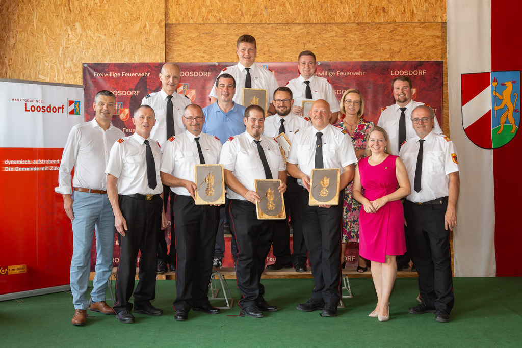 Geehrtengruppe_007 | Festakt FF-LOOSDORF - GRUPPENFOTO der ausgezeichneten HELFER bzw. Organisationen - DANKE für Hilfsleistungen und Unterstützungen bei der Hochwasserkatastrophe in Loosdorf im September 2024