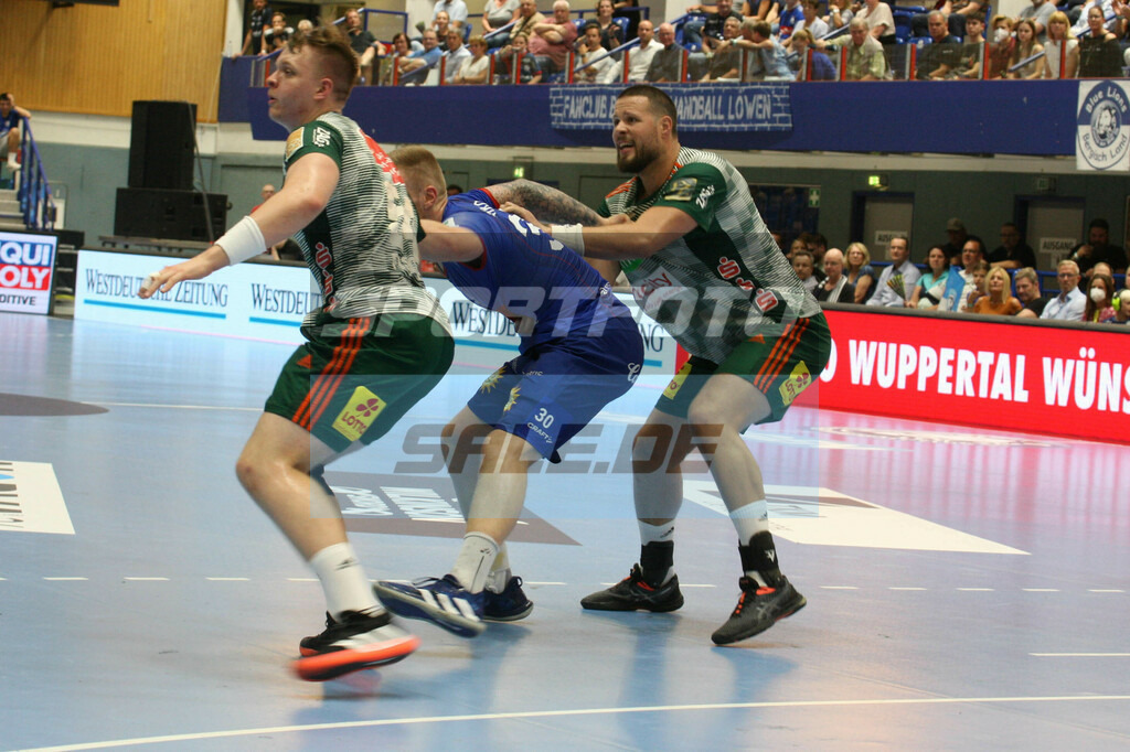 Bergischer HC - TSV Hannover-Burgdorf | Tom Kare Nikolasen (Mitte) -  © Sportfoto-Sale (MK) - Realisiert mit Pictrs.com