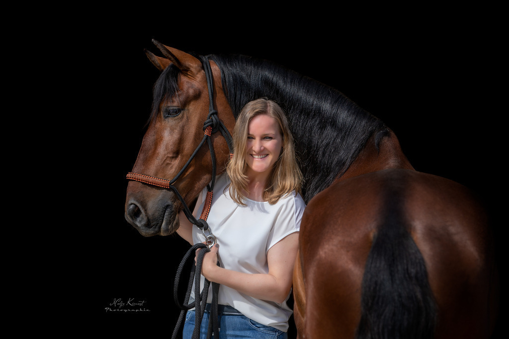 Web_Kienast_Nadja_8F6A8719_2 | Ich biete Ihnen einzigartige und individuelle Fotoshootings mit Ihren Tieren.
In individuellen Coachings lernen Sie, wie sie von Ihrem Pferd, Ihrer Katze, Ihrem Hund oder einfach Ihrem persönlichen Lieblingstier eindrucksvolle Fotos machen können.