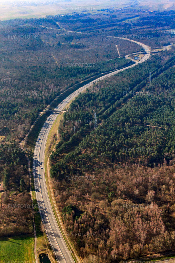 Luftbild: Verlauf der D1063 durch den Wald von Hagenau in Schweighouse-sur-Moder im Bundesland Bas-Rhin in Frankreich. – Foto: IMG_62831.jpg vom 09.03.2014 durch Werner Riehm/FLY-FOTO.de – Auflösung des Originals: 3168 x 4752 px