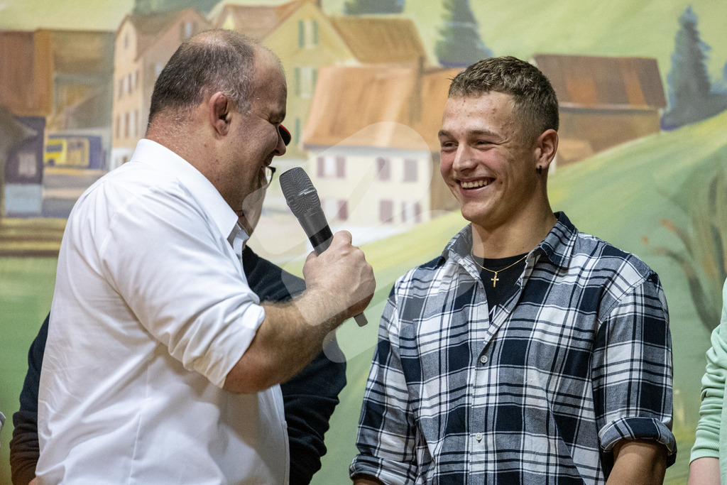SKE100J_4946 | Die Schwinger des Schwyzer Kantonalen Schwingerverbandes: Fotos, die Dynamik und Leidenschaft festhalten, sowie emotionale Momente aus dem traditionellen Schwingsport zeigen. - Realisiert mit Pictrs.com