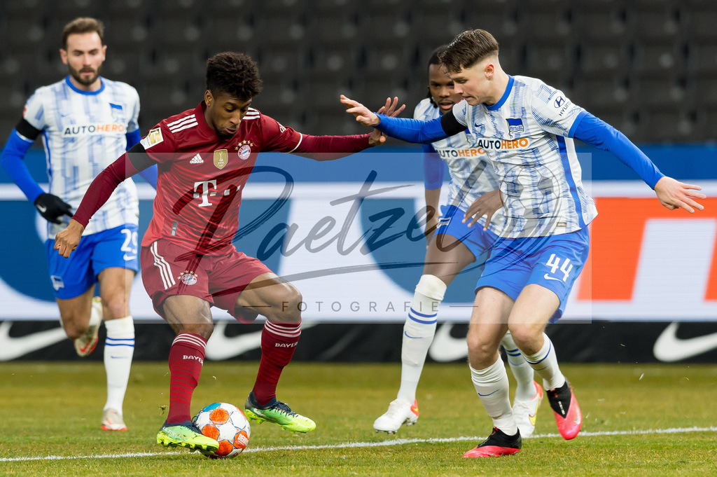 BSCFCB20220123_247 | Fussball, Herren: Kingsley Coman (FC Bayern Muenchen) und Linus Jasper Gechter (Hertha BSC) im Zweikampf bei dem Spiel der 1. Bundesliga zwischen Hertha BSC und FC Bayern Muenchen im Olypiastadion am 23.01.2022 in Berlin, Deutschland.DFB / DFL REGULATIONS PROHIBIT ANY USE OF PHOTOGRAPHS AS IMAGE SEQUENCES AND/OR QUASI-VIDEO. - Realisiert mit Pictrs.com