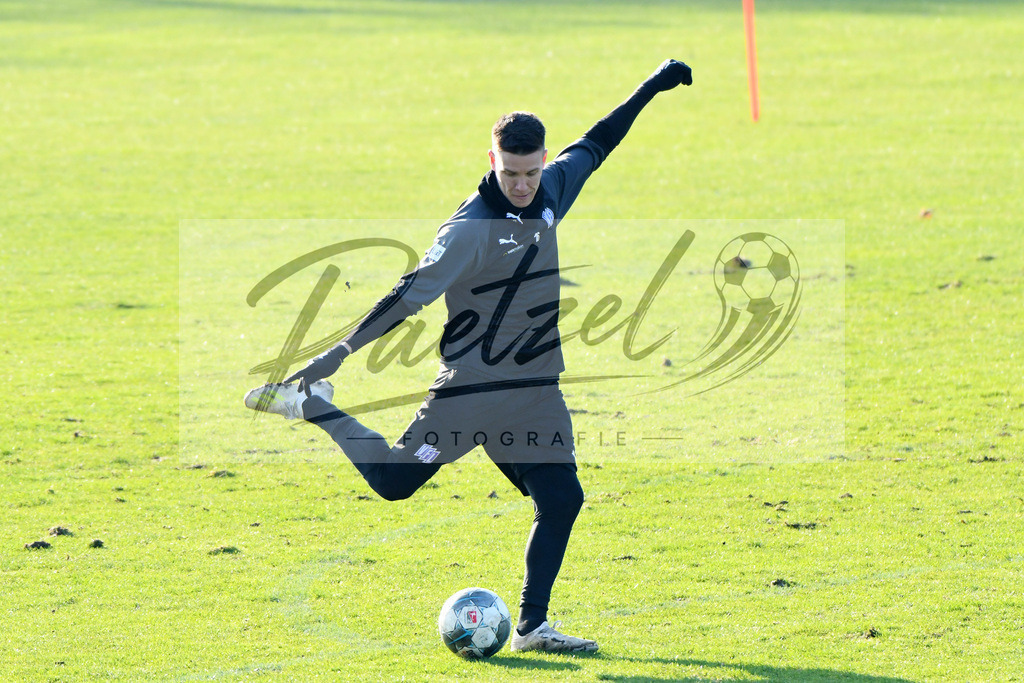 20200207_TRAOSN_0051 | Fußball, Herren: Thomas Konrad (VfL Osnabrueck) in Aktion, am Ball, Einzelaktion waehrend der Trainingseinheit des VfL Osnabrueck im Sportpark Illoshoehe am 07.02.2020 in Osnabrueck, Deutschland. - Realisiert mit Pictrs.com