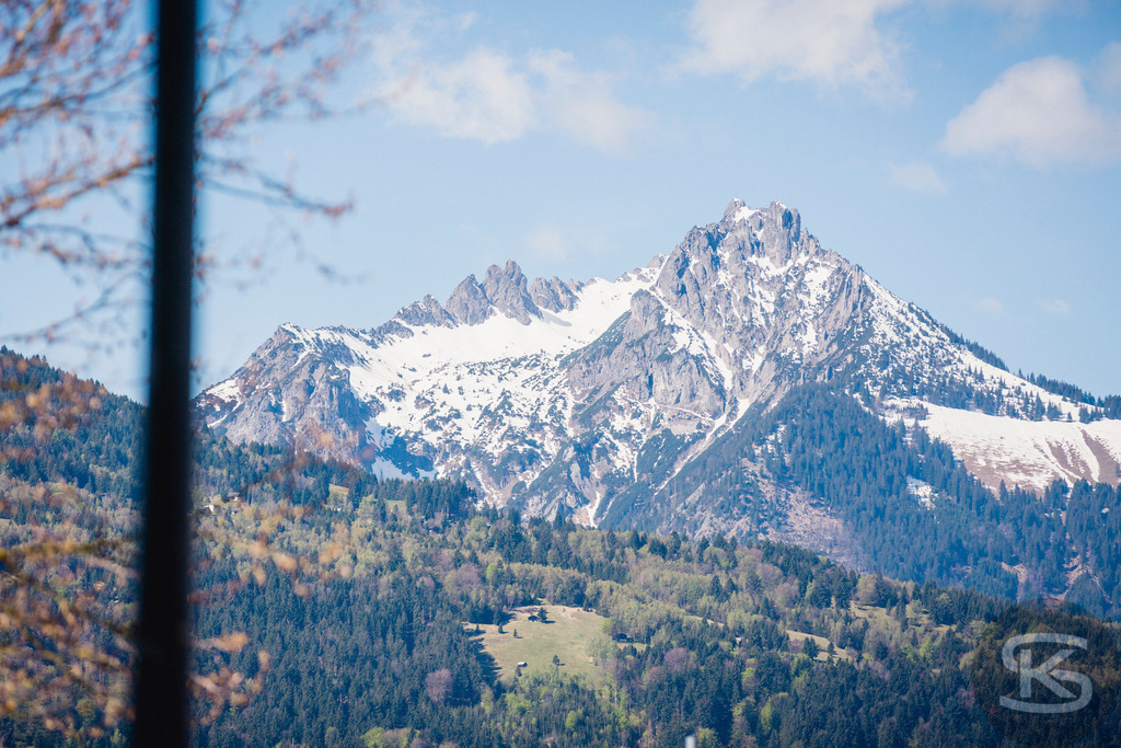 Blick auf die Drei Schwestern, Rätikon – Vorarlberg & Liechtenstein | Atemberaubender Panoramablick auf das Bergmassiv "Drei Schwestern" im Rätikon, an der Grenze zwischen Österreich und Liechtenstein, mit schneebedeckten Gipfeln und bewaldeten Hängen. - Realisiert mit Pictrs.com