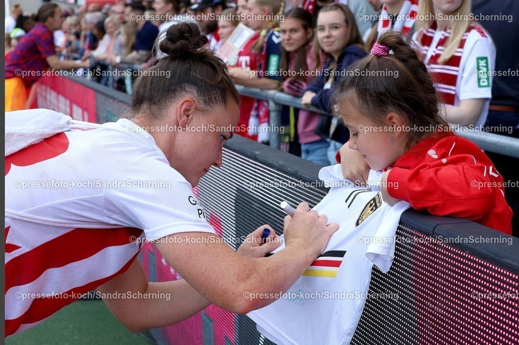 xSSc06092502036 | 05.09.2025, xsscx, Frauen Fuﬂball, 1. FC Koeln - RB Leipzig, 1. Fuﬂball Bundesliga, 01. Spieltag, Franz-Kremer-Stadion, Saison 2025 2026: Marina Hegering (1. FC Koeln #33) gibt einem Fan Autogramme DFB regulations prohibit any use of photographs as image sequences and or quasi-video. Nordrhein-Westfalen Deutschland