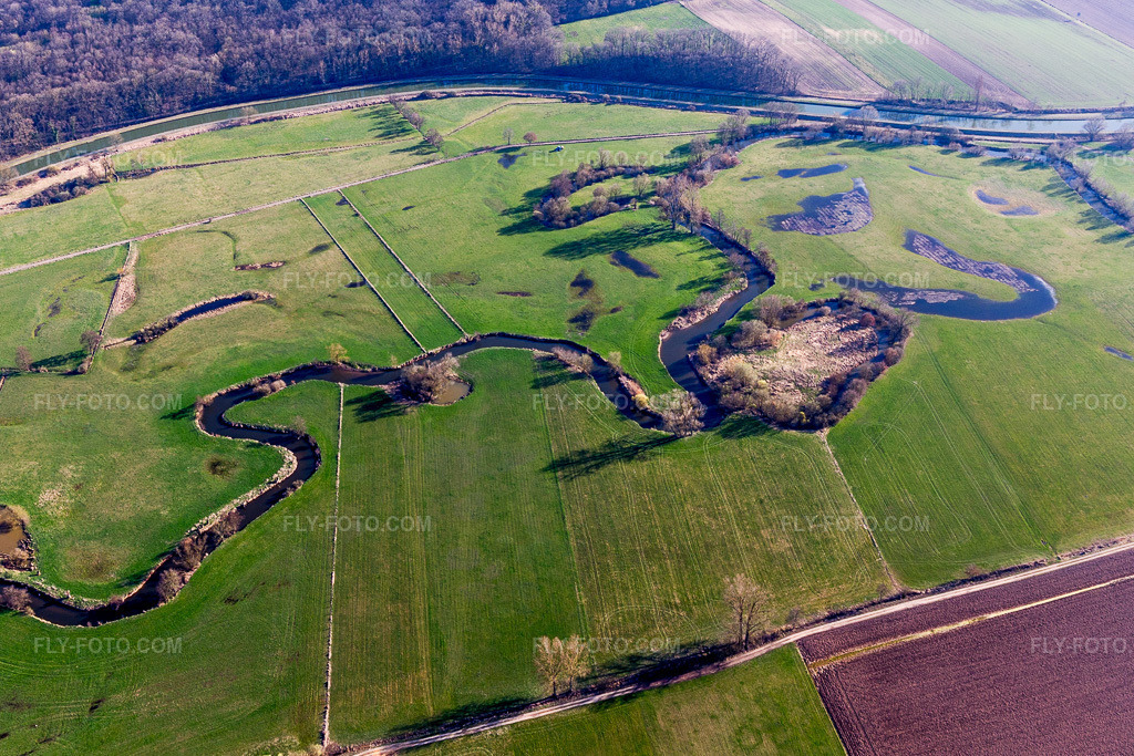 Aerial view: Meandering, serpentine curve of a stream - the Zorn river in Hochfelden in the state Bas-Rhin, France.Photo: IMG_097575.jpg taken on 03/16/2017 by Werner Riehm/FLY-FOTO.comResolution of the original: 4183 x 2789 px