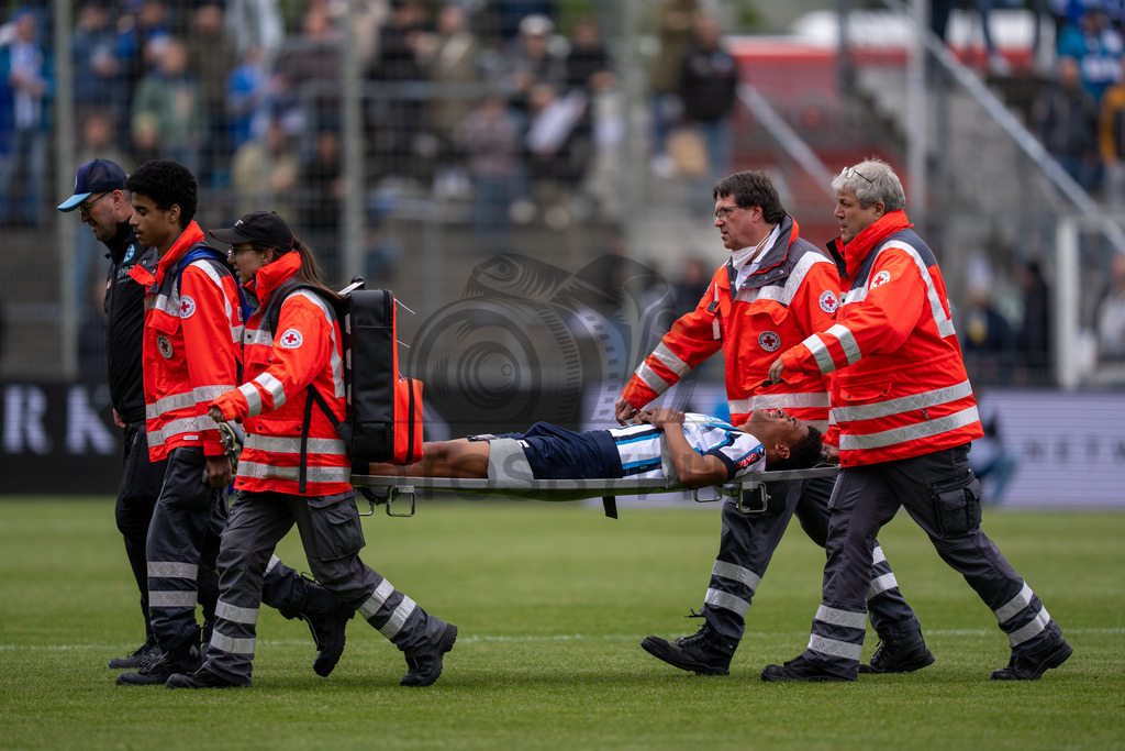 Stuttgarter Kickers vs. SG Sonnenhof Großaspach, Fussball, Regionalliga Suedwest, 34. Spieltag, 16.05.2026 | Jacob Danquah (Stuttgarter Kickers, #05) wird vom Platz getragen nach einer schweren Verletzung,Stuttgarter Kickers vs. SG Sonnenhof Großaspach, Fussball, Regionalliga Suedwest, 34. Spieltag, 16.05.2026