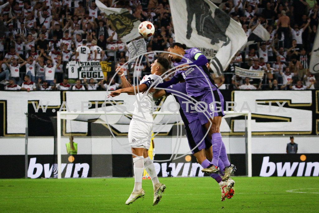 LASK Linz - FC Liverpool | LINZ,AUSTRIA,21.SEPT.23 - UEFA Europa League, LASK Linz - FC Liverpool, Image shows: Robert Zulj (LASK) and Virgil van Dijk (Liverpool).
Photo: Sportmediapics.com/ Andreas Willdoner